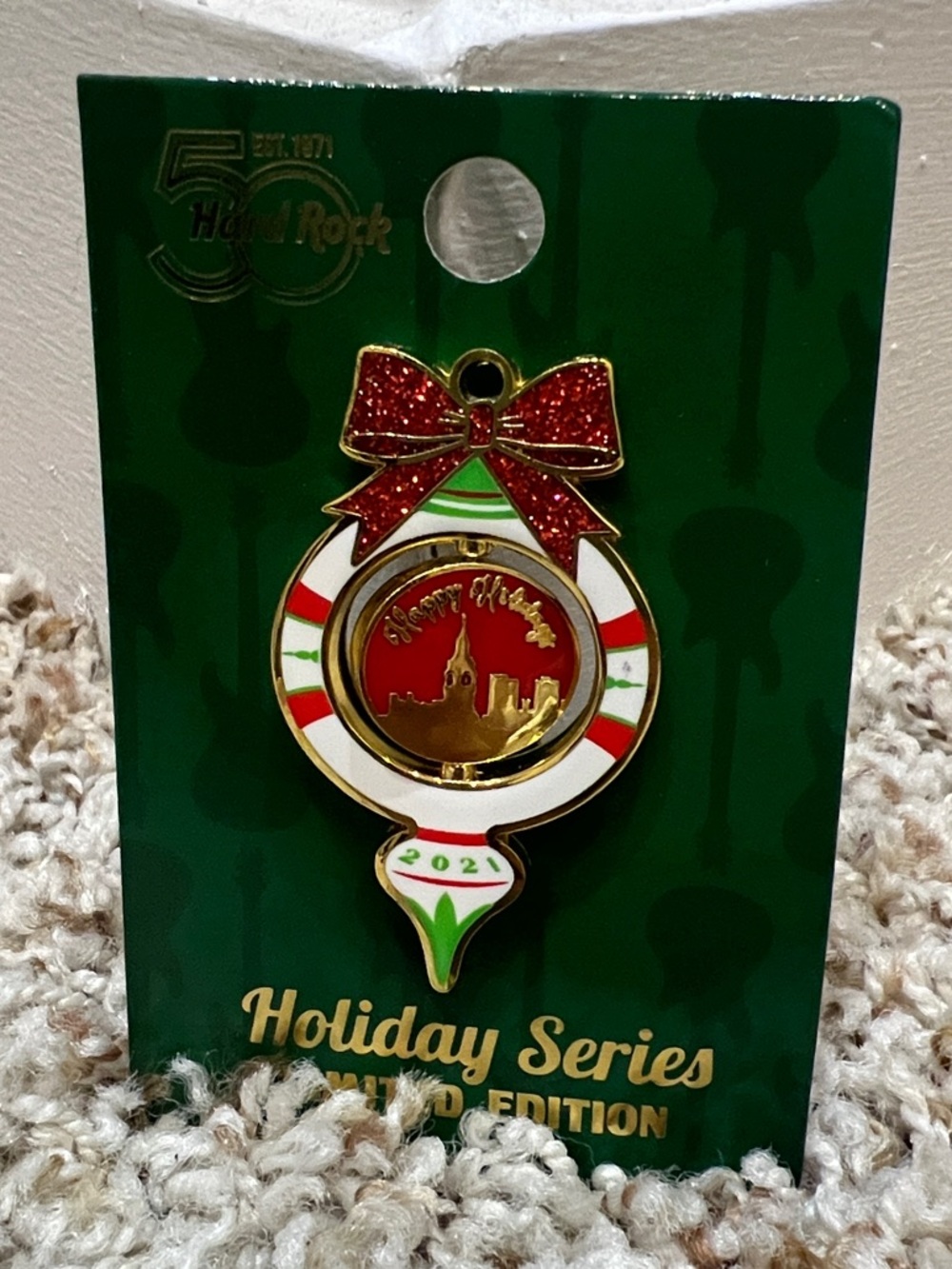 London Hard Rock Cafe Green and Red Holiday Game Token Pin